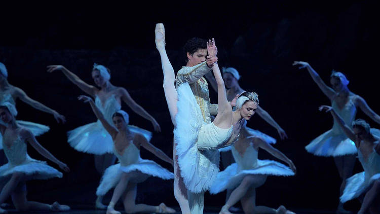El Lago de los Cisnes, Isaac Hernández