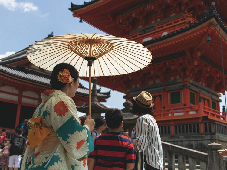 Woman dressed in kimono at Kiyomizu-dera in Kyoto