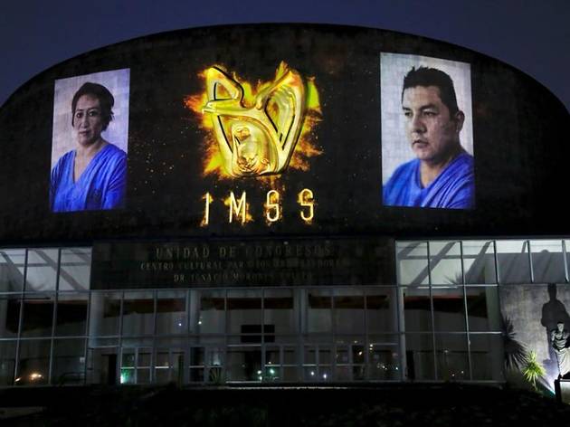 Fachada del Centro Médico Siglo XXI con proyección en homenaje a médicos y enfermeras