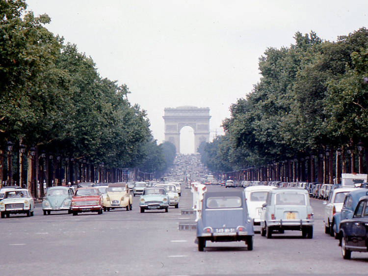 These amazing colour photos show Paris in the 1960s