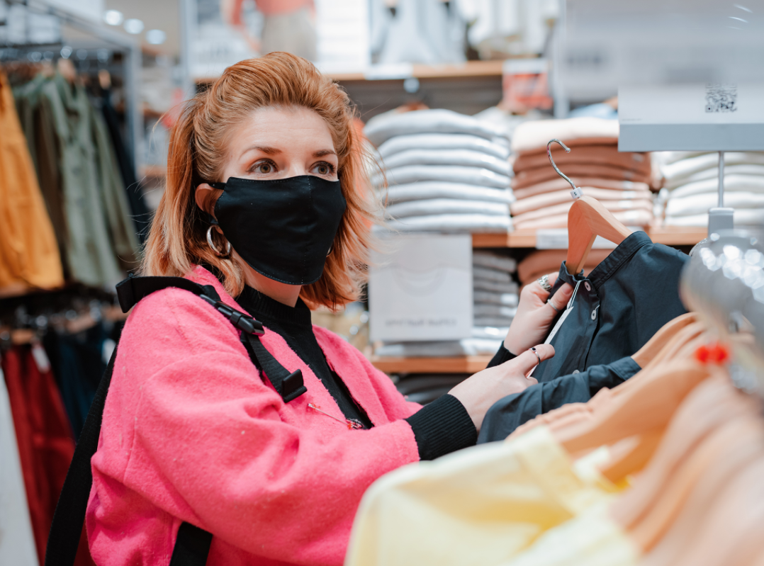 Choosing keeping. Choosing keeping. Choosing keeping. Choosing keeping. женщина выбирает одежду на работу.