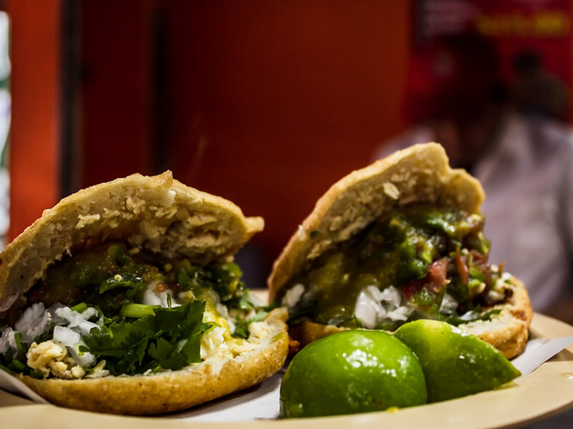 Gorditas de chicarrón en un plato con limones