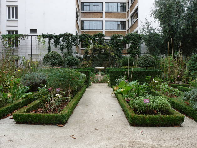 Clos des Blancs Manteaux DR / Wiki