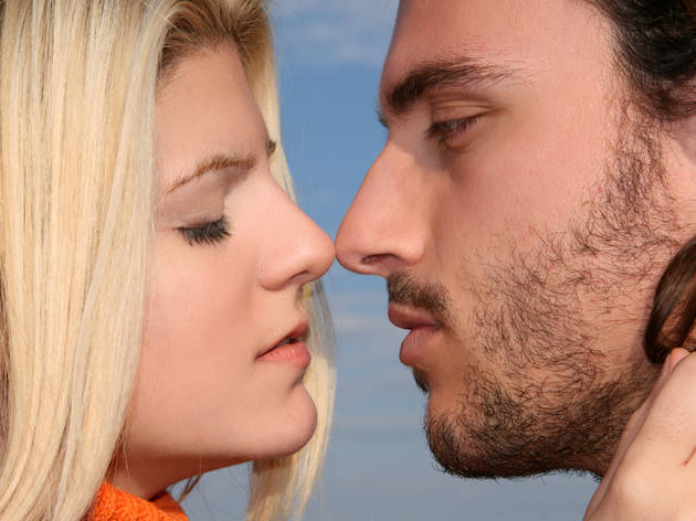 同棲していなければ性行為禁止? イギリスの新しい規制が炎上 Couple in love