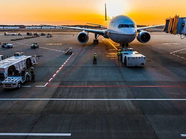 「人道上の事情あれば」外国人の再入国を許可へ Photo: Ken Yam/Unsplash Stock image of an airport