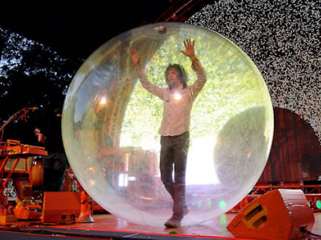 フレーミング・リップスが巨大バルーンを使って「隔離ライブ」を披露 『The Flaming Lips, showbiz pros, rain confetti on Central Park 2010』/Time Out New York