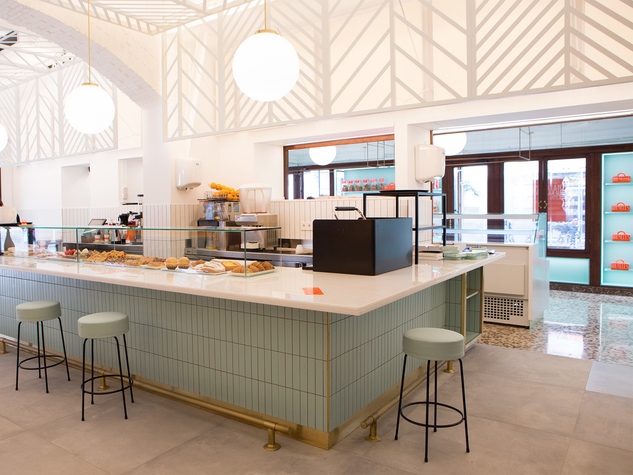 Rere la pastisseria, la cafeteria