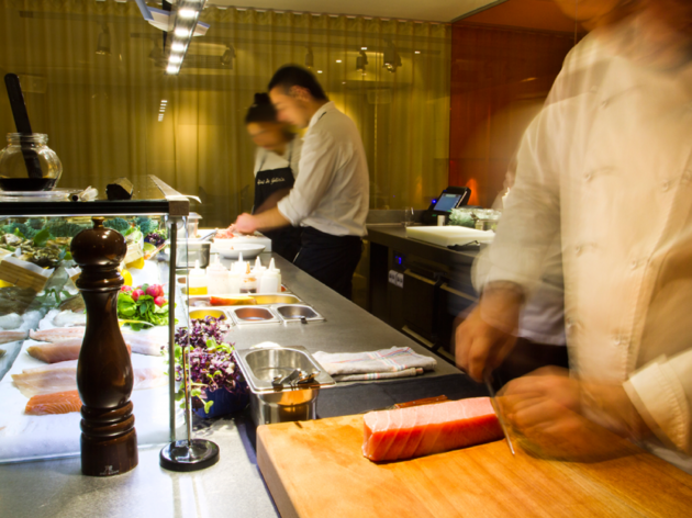 sofitel sushi haciéndose en cocina