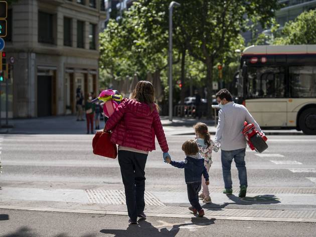 Una família es dirigeix cap a l'autobús Una família es dirigeix cap a l'autobús