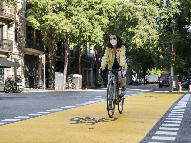Una ciclista circula per l'ampliació d'espais per a bicicletes Una ciclista circula per l'ampliació d'espais per a bicicletes