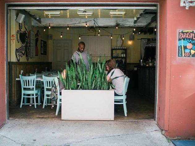 Le bar à vin Parasol déploie ses auvents et se met en mode « shack à homard » Le bar à vin Parasol déploie ses auvents et se met en mode « shack à homard »