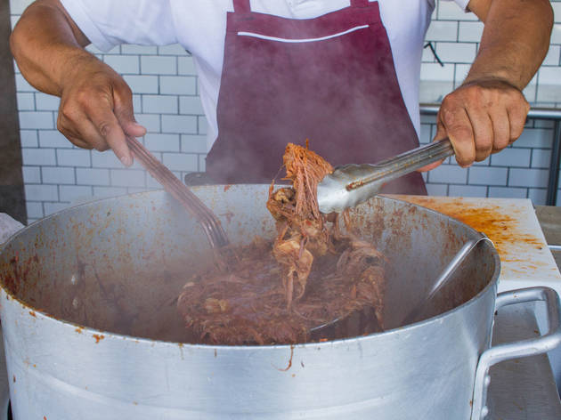 birria de res birria de res preparándose en cazuela