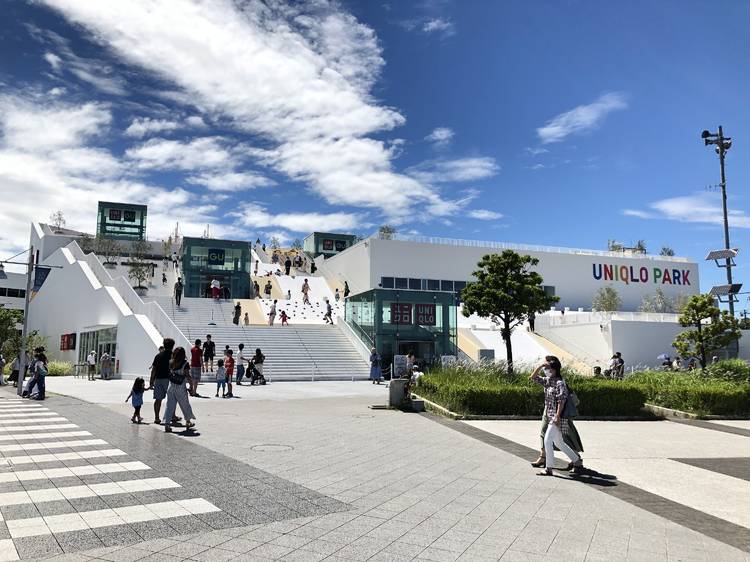ユニクロパークが横浜にオープン、親子で遊べる公園を併設