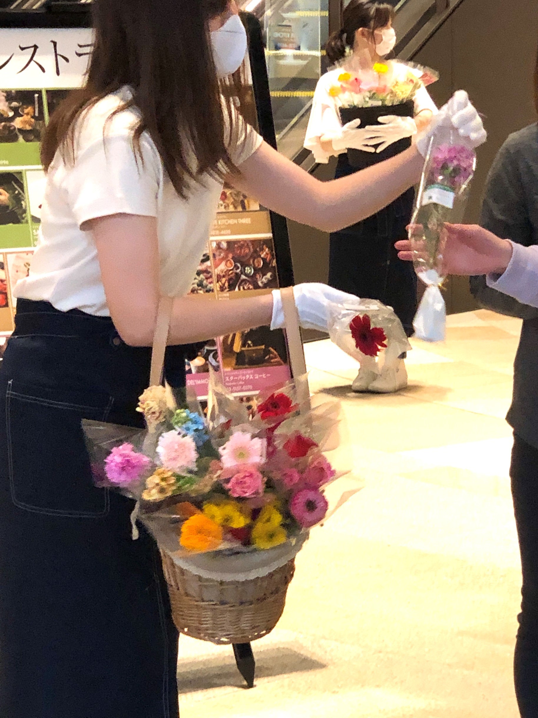 東京ミッドタウン日比谷で花の無料配布キャンペーンを実施