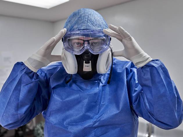 Médico en hospital con mascarilla