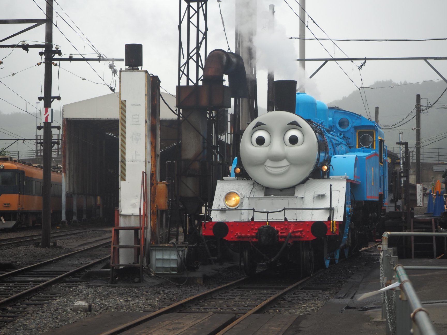 thomas the tank engine ride on train and track