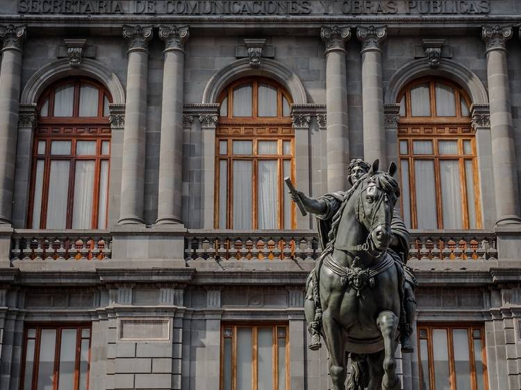 Estatua ecuestre de Carlos IV