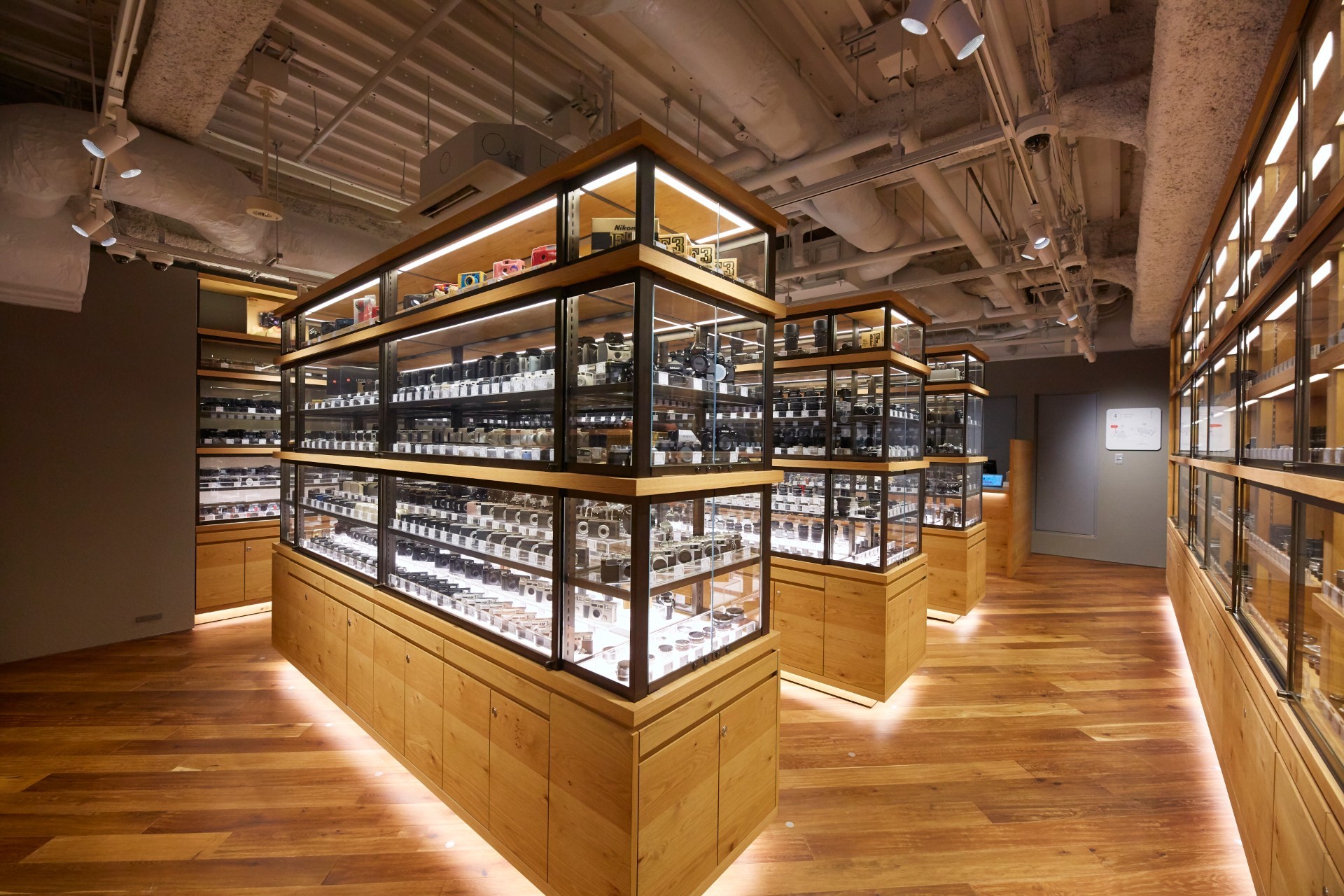 How To Make It With A Flagship Store: Tips & Cases