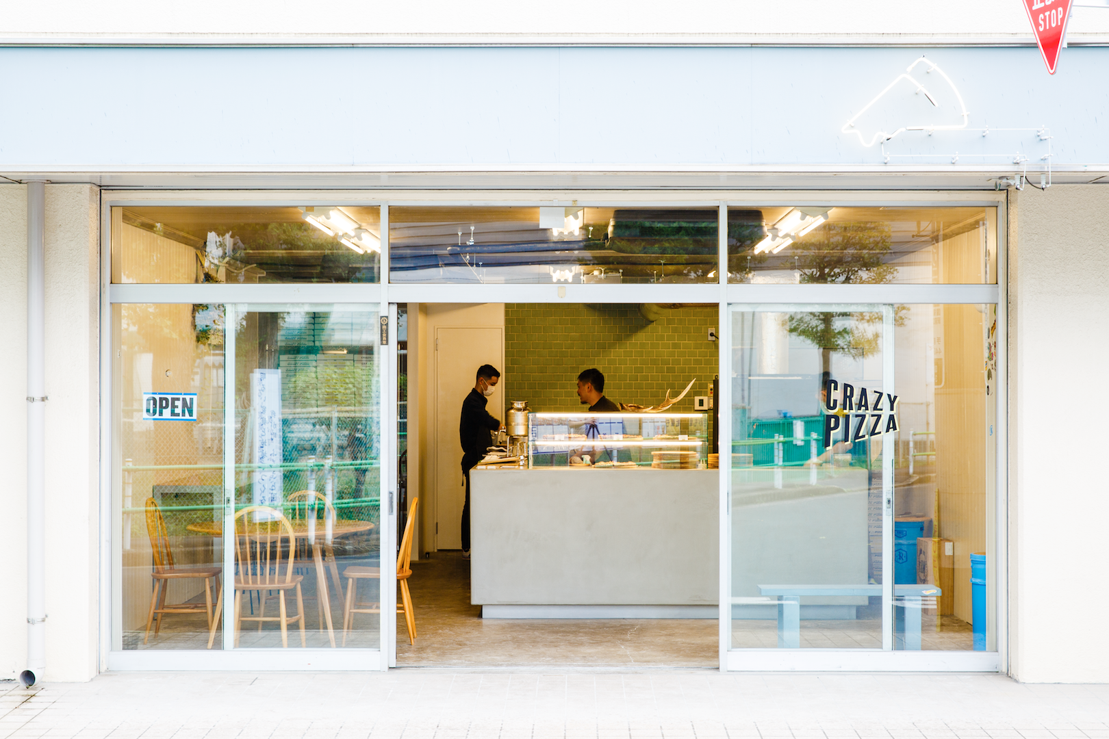 この立地の物件に決めたのは偶然だというが、店のすぐそばには平が通っていたという保育園と中学校も。ちなみに、店の前のスペースがカットピザと同じ三角形をしているのもたまたま(photo: Keisuke Tanigawa)