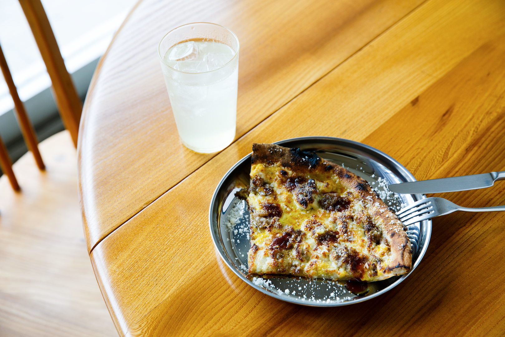 『マヨコーン』(3,200円、4分の1カットは900円)。ドンブラボーで仕入れた食材を使ったその日限定のピザや、期間限定のものなどもあるようなので、気になったピザは必ず食べておくのがいい(photo: Keisuke Tanigawa)