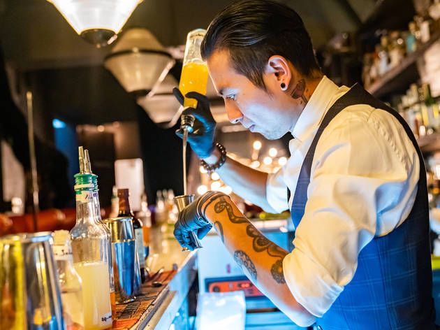 hanky panky allan suárez bartender de hanky panky sirviendo cocteles