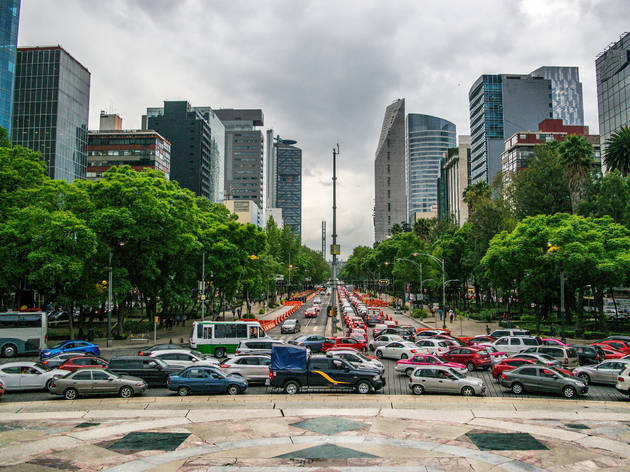 Paisaje de la CDMX en Avenida Reforma con carriles llenos de carros