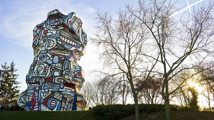 Visiter la délirante Tour aux figures de Jean Dubuffet