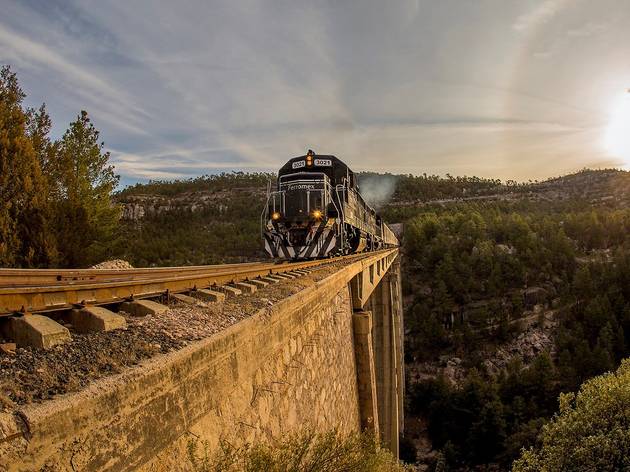 El Chepe Paisaje de tren atravesando una barranca