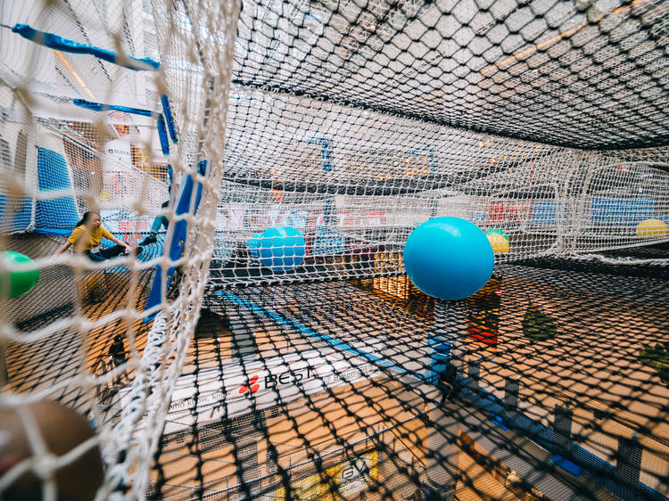 Hang out on suspended nets at Airzone