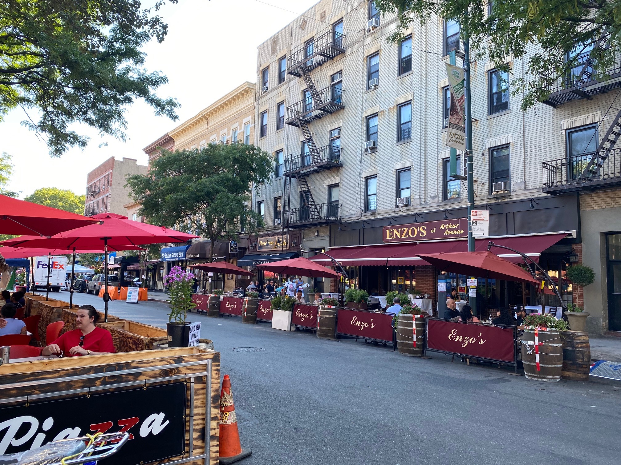 Piazza de Belmont nel Bronx è tornata con cene all’aperto in Arthur Street