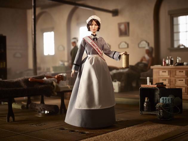 Florence Nightingale en la colección Inspiring Women de Barbie Florence Nightingale, fundadora de la enfermería moderna, forma parte de la colección de Barbie que busca inspirar a mujeres y niñas