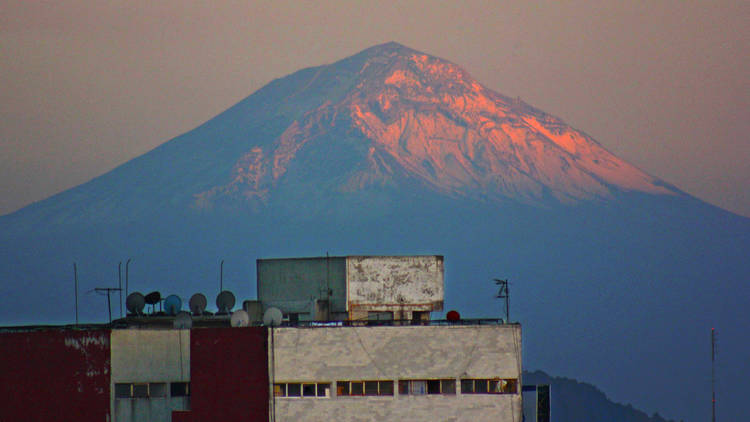 Paisaje de la Ciudad de México con el volcán Popocatepetl de fondo