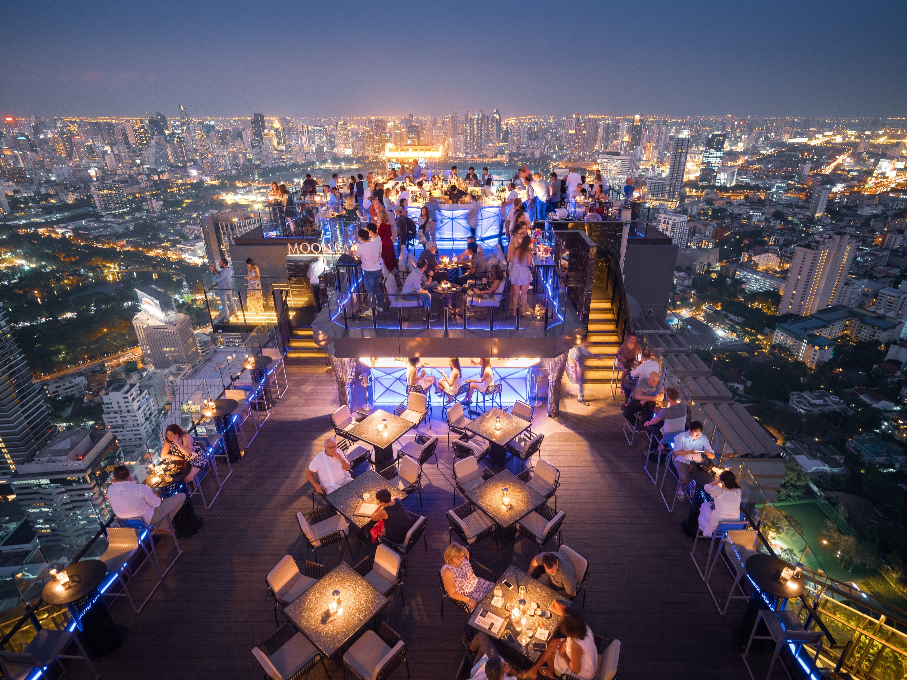 Горячий бангкок. Баньян три Бангкок бара. Бар на крыше высотки в Бангкок. Руфтоп в Бангкоке. Banyan Tree Bangkok ресторан на крыше.