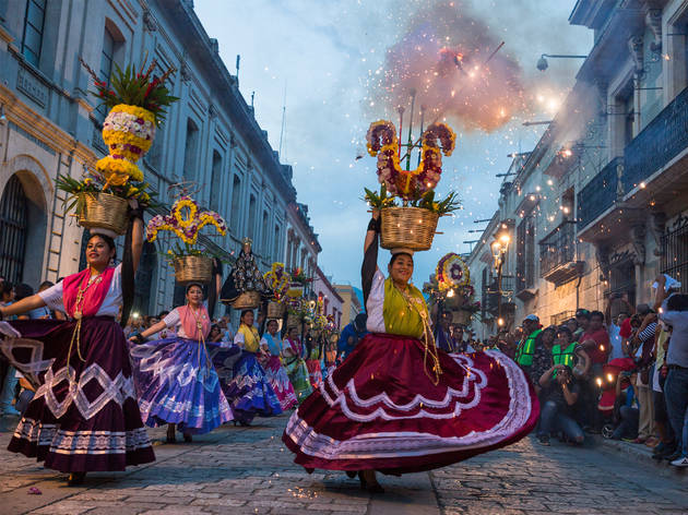 La Guelaguetza en Oaxaca Calles de Oaxaca con bailarinas portando vestidos típicos