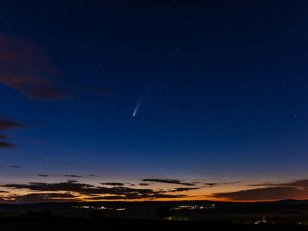 Postal del horizonte con el cometa neowise