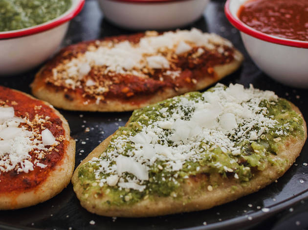 tlacoyos tlacoyos recién hechos de salsa verde