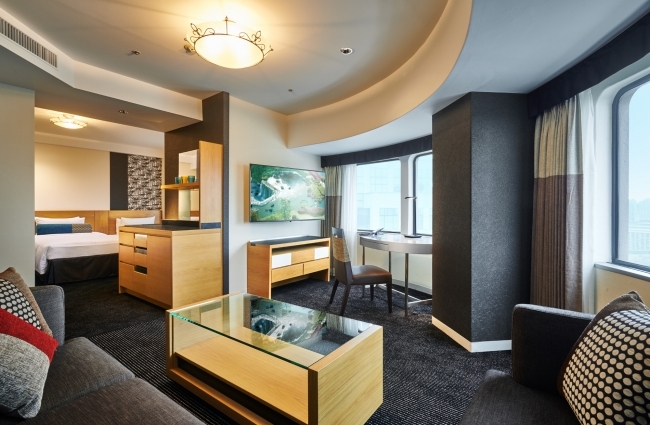 『TOKYOCATION』で宿泊した場合、6泊7日の素泊まり料金が通常16万6,320円のところ、9万9,600円で利用でき、館内対象レストランで利用可能なミールクーポンも付く