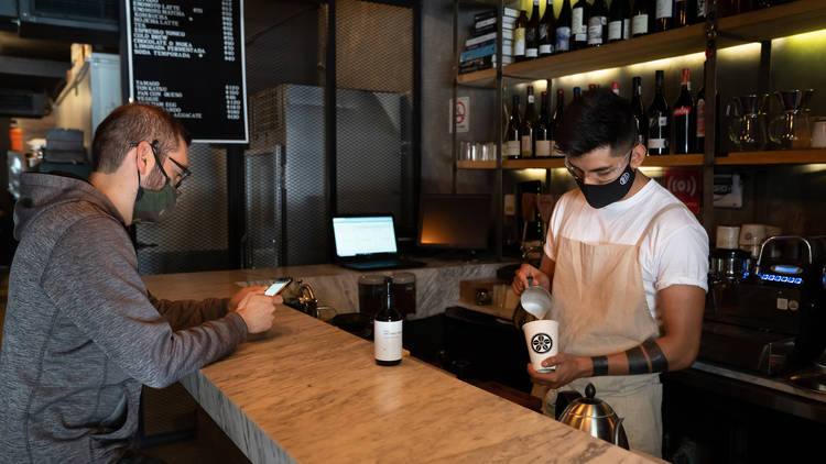 enomoto sirviendo café