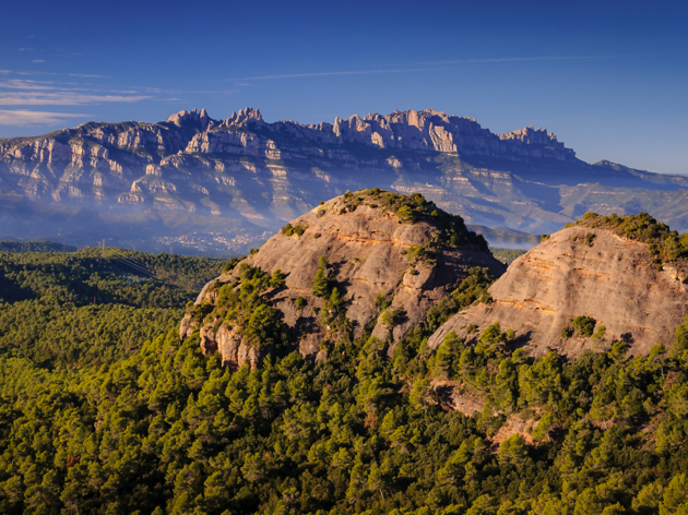 Vallès Occidental Montserrat i el Castell de Bocs, vist des de la Carena del Camí Ral