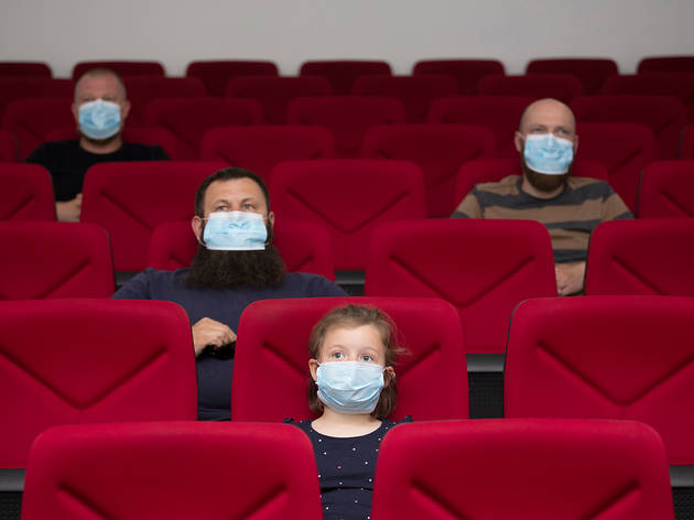 Persones amb mascareta al cinema Persones amb mascareta al cinema