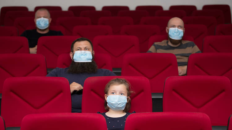 Persones amb mascareta al cinema