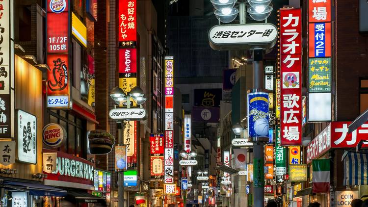 Nightime in Tokyo, street scene, Tokyo nightlife