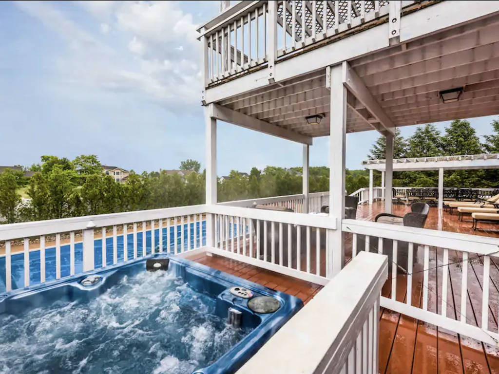 9 Best Airbnbs with Pools near Chicago for 2024