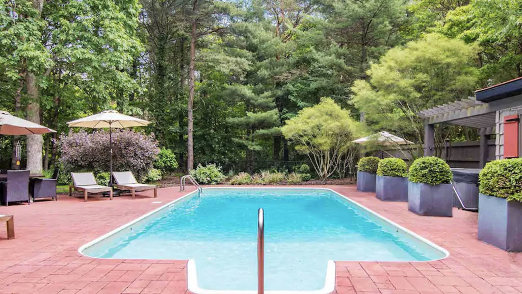 9 Best Airbnbs with Pools near Chicago for 2024