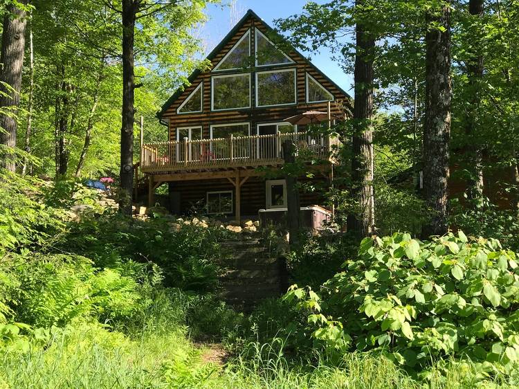 The lakefront Laurentian Cottage in Grenville-sur-la-Rouge