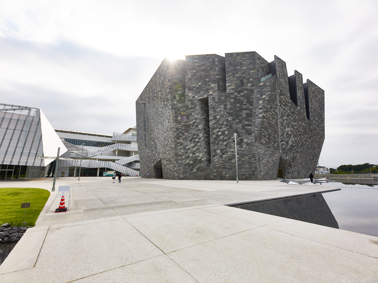 隈研吾による石建築の傑作、角川武蔵野ミュージアムがプレオープン