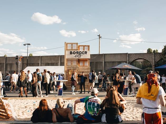 Tous les dimanches, Dure Vie s'installe dans un immense open air house de 5000 m2 Border City