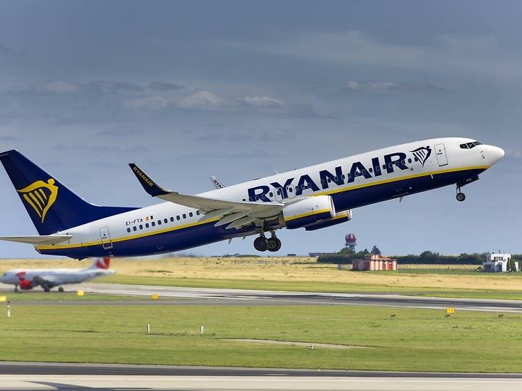 150 millones de euros por cobrar el equipaje de mano: la multa histórica a Ryanair y otras compañías 'low-cost'
