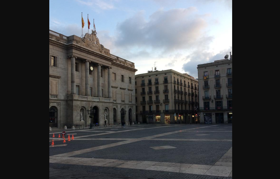 La plaza de Sant Jaume, desierta