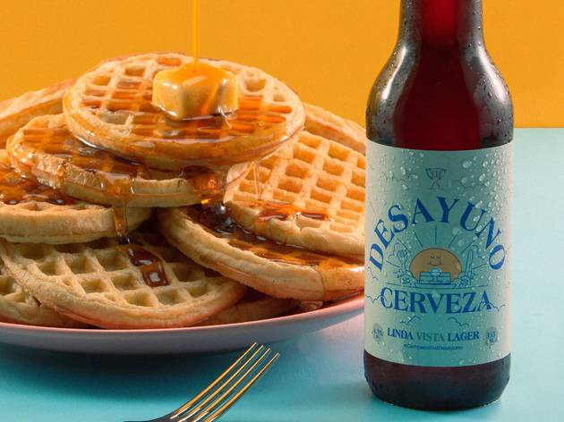 desayuno desayuno cerveza con waffles